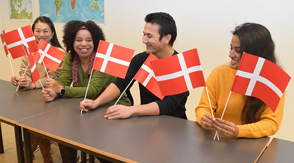Studieskolens kursister med flag